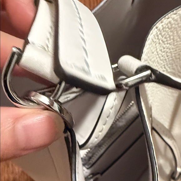 MICHAEL KORS White Pebbled Leather Drawstring Bucket Shoulder Bag - Picture 13 of 16